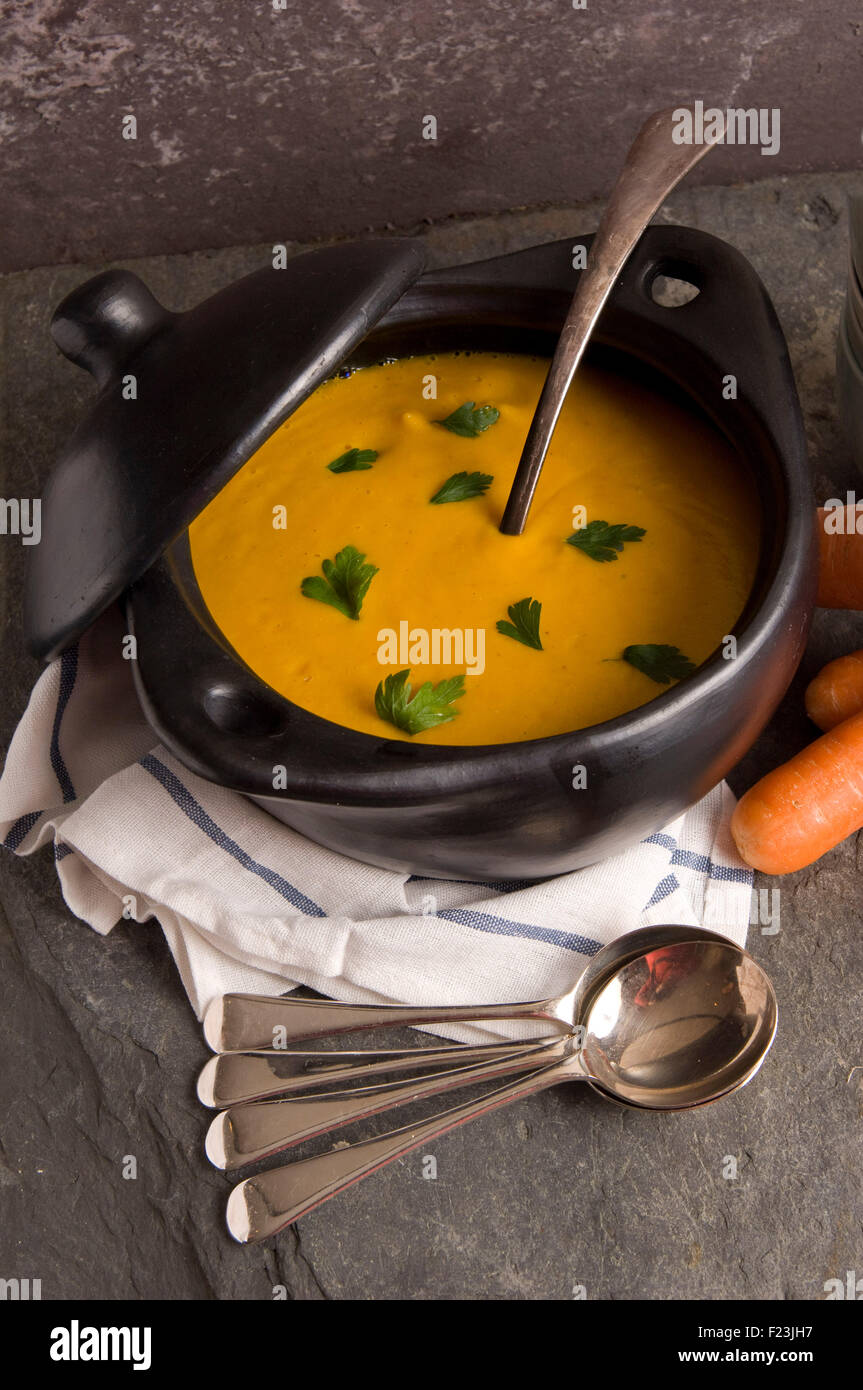 Soupe de carottes, un repas végétarien dans un grand bol, souvent servi d'un cours de démarrage. 'Small' 'small plaque lave' une cuisine britannique de sécurité alimentaire Banque D'Images