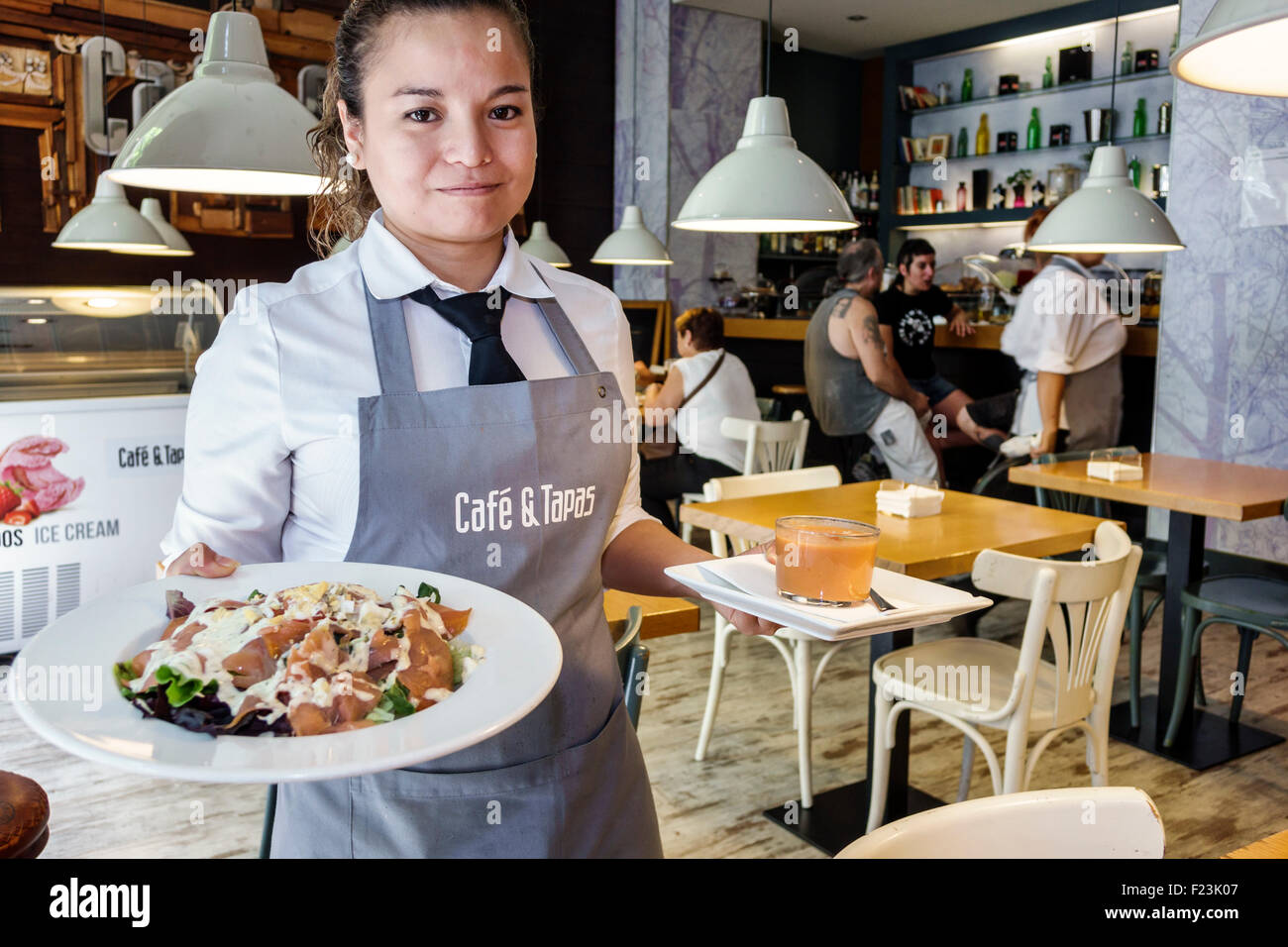 Madrid Espagne, Plaza de la Independencia de origine hispanique, café & tapas, restaurant restaurants restauration café, dîner, intérieur, wom de souche hispanique Banque D'Images