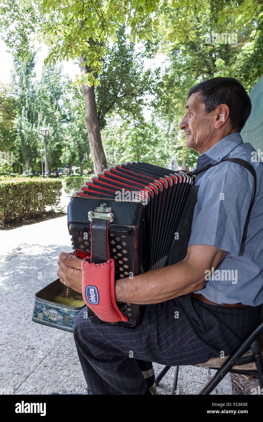 Madrid Espagne,Hispanic Retiro,Parque del Buen Retiro,City Park,Hispanic man men male,jouer à l'accordéon,conseils,trottoir,musicien,Spain150630017 Banque D'Images