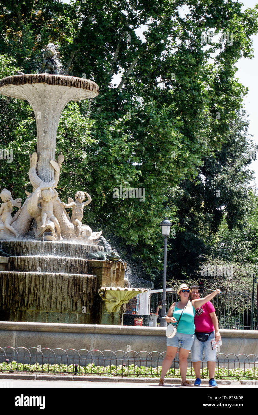 Madrid Espagne,Hispanic Retiro,Parque del Buen Retiro,parc de la ville,fontaine de Galapagos,bâton de selfie,femme hispanique femmes,mère,adolescent adolescent adolescent t Banque D'Images