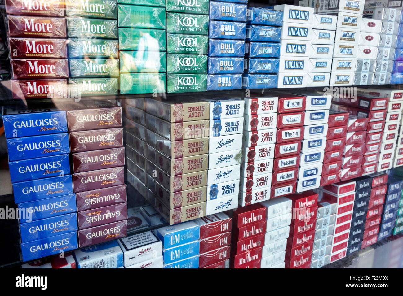 Madrid Espagne,Hispanic Centro,Plaza de la Puerta del sol,cigarettes,vitrine vente cartons,Kool