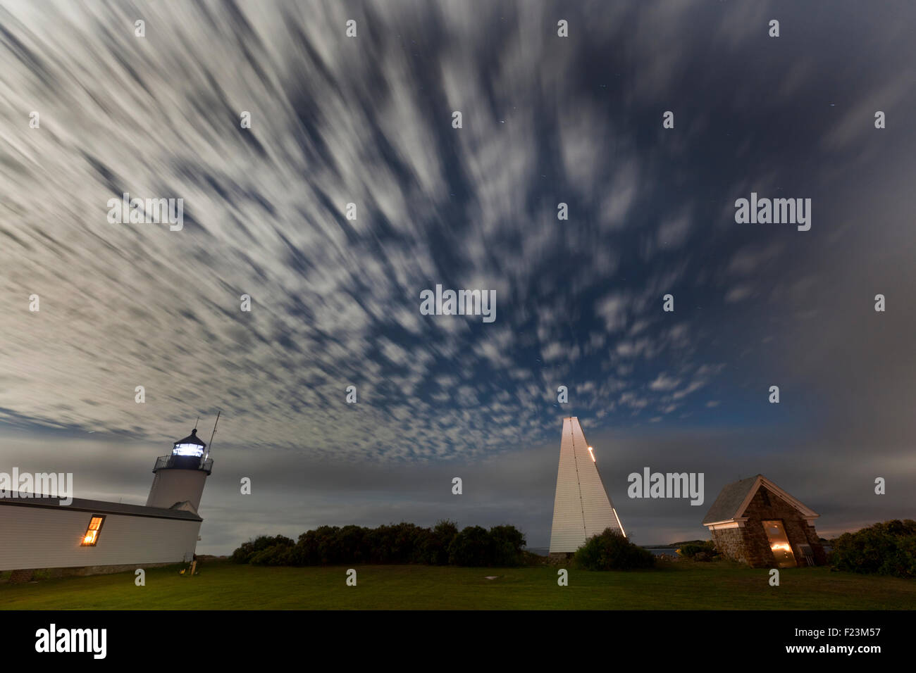 Une longue exposition photo de Goat Island Lighthouse et clocher de nuages se déplaçant dans le ciel Banque D'Images