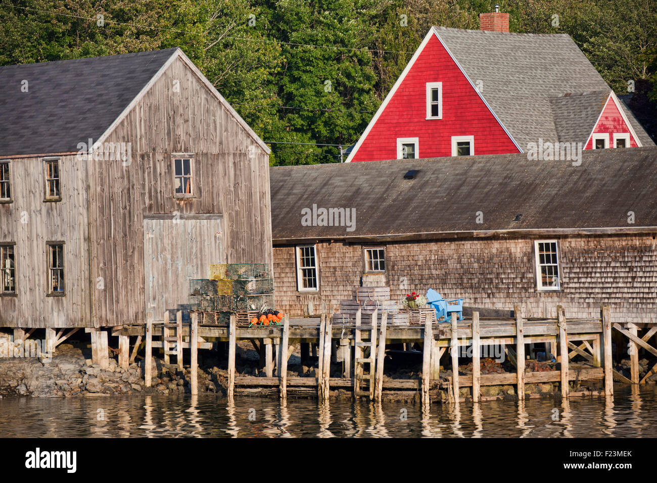Les bâtiments en bois, les quais et les maisons commerciales de poissons à Cape Porpoise Harbour dans le sud du Maine Banque D'Images