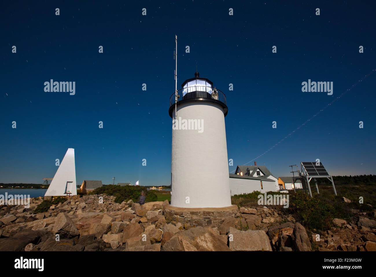 Une longue exposition photographie de nuit de l'île Goat phare avec la lumière qui brille dans le ciel clair lumineux Banque D'Images