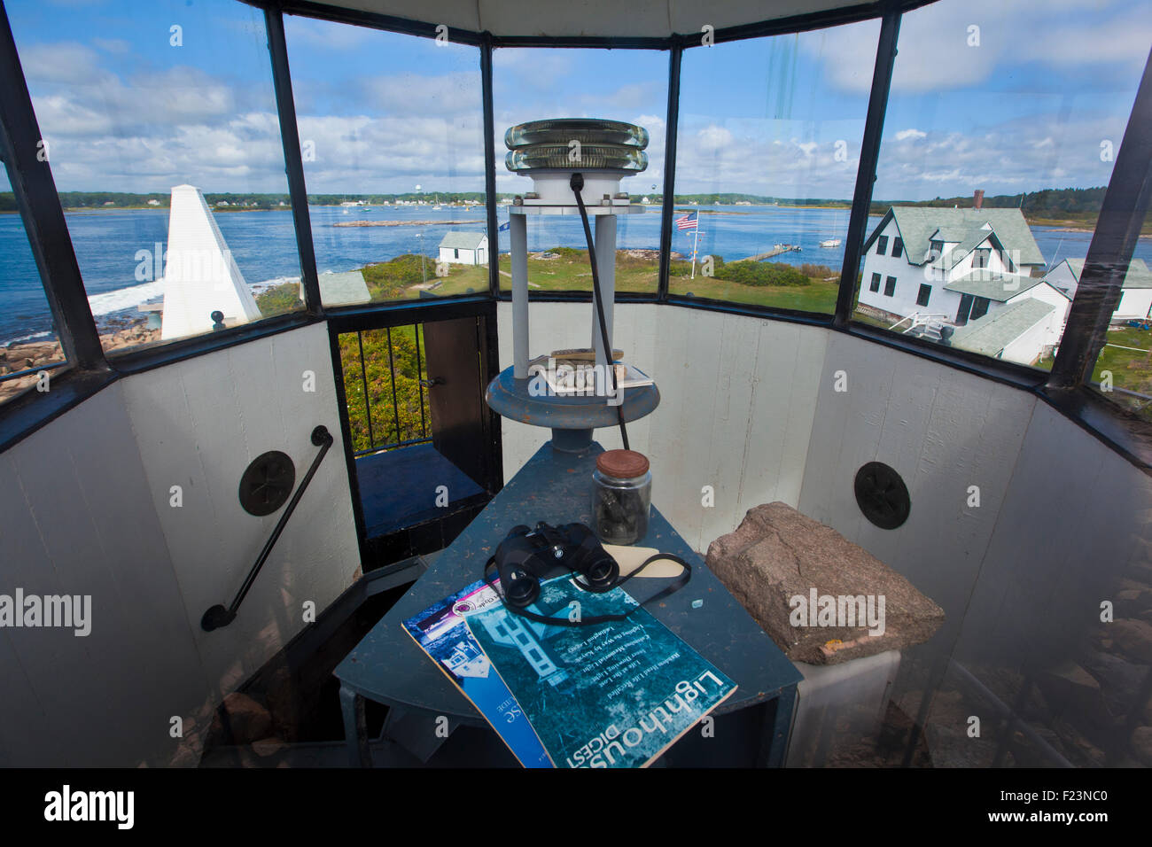 Vue depuis l'intérieur de l'île Goat lighthouse tower avec la Cape Porpoise Harbour vu devant les fenêtres Banque D'Images