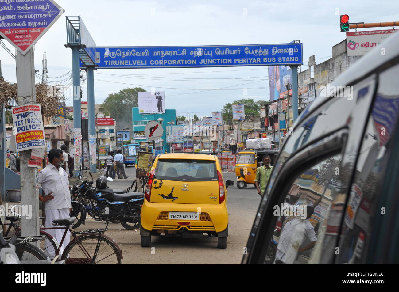 TAMIL Nadu, Inde, le 22 août 2015 : le trafic et les piétons en conflit dans les rues à Tirunelveli, Tamil Nadu, Inde. Banque D'Images