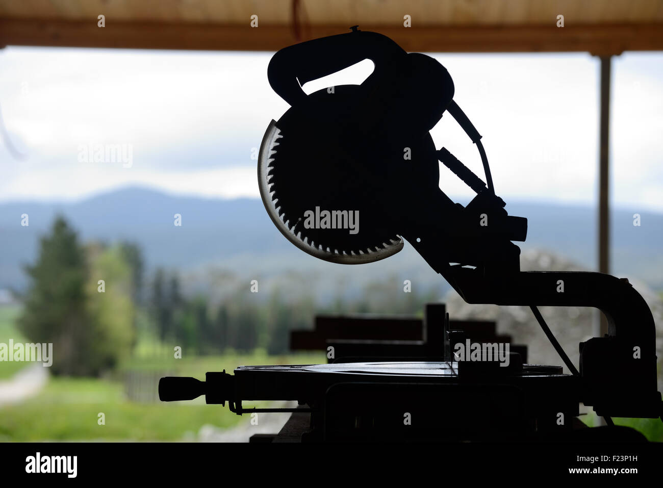 Silhouette de banc de scie sur un site de construction Banque D'Images