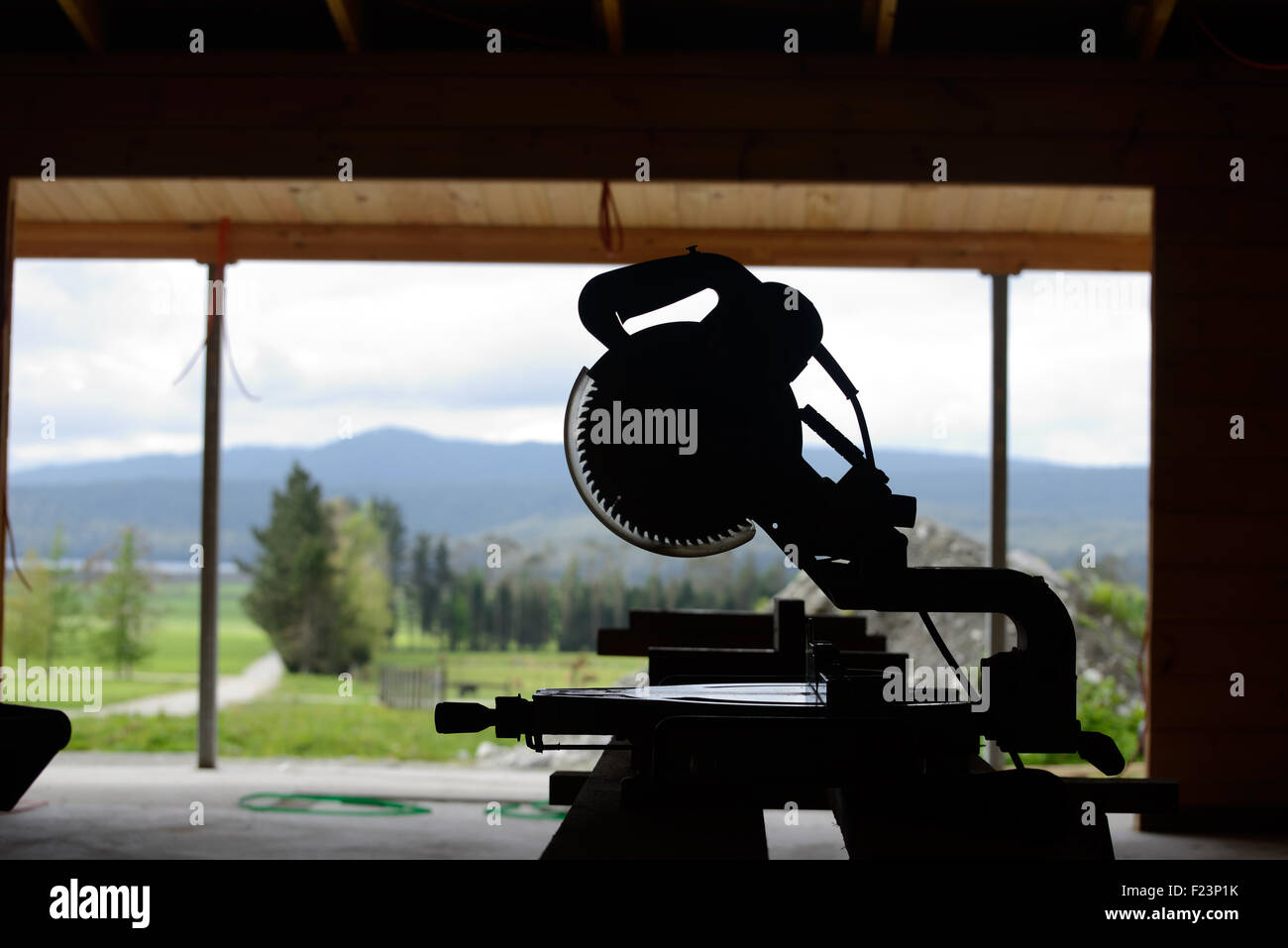 Silhouette de banc de scie sur un site de construction Banque D'Images