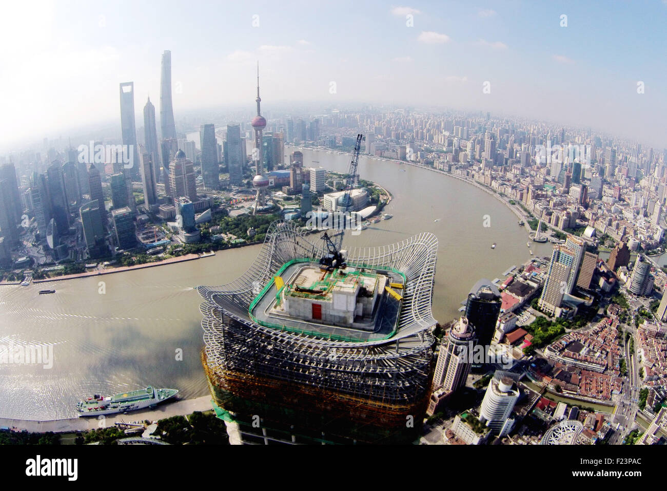 Shanghai. Sep 11, 2015. Photo prise le 11 septembre 2015 montre une vue aérienne du plus haut bâtiment de Puxi, à l'est la municipalité de Shanghai. © Shen Chunchen/Xinhua/Alamy Live News Banque D'Images