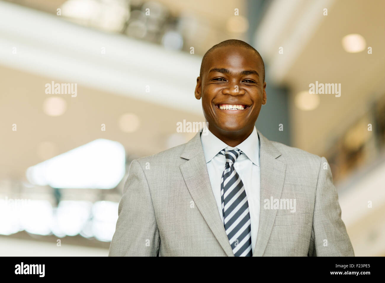 Portrait of smiling African business man in modern office Banque D'Images