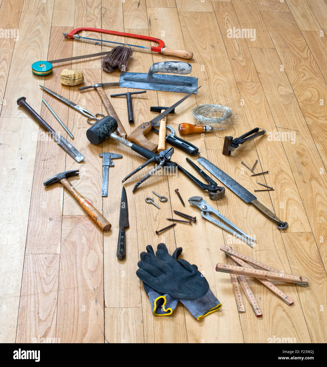 Beaucoup d'outils sur plancher en bois Banque D'Images