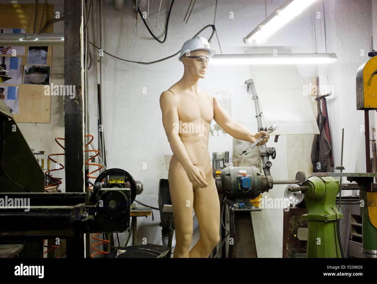 Un mannequin dans un atelier de machines Banque D'Images