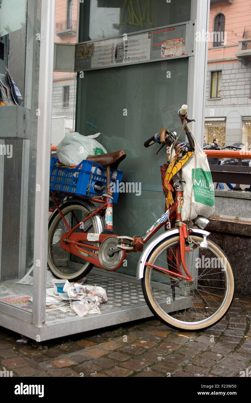 Vieux vélo à l'intérieur d'une cabine téléphonique Banque D'Images