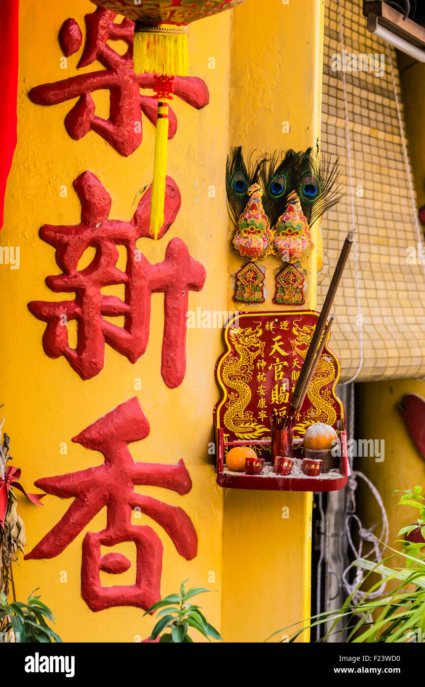 Caractères chinois sur une colonne et d'offrande dans le district de Kampung Dua Malacca, ou Melaka, Malaisie Banque D'Images