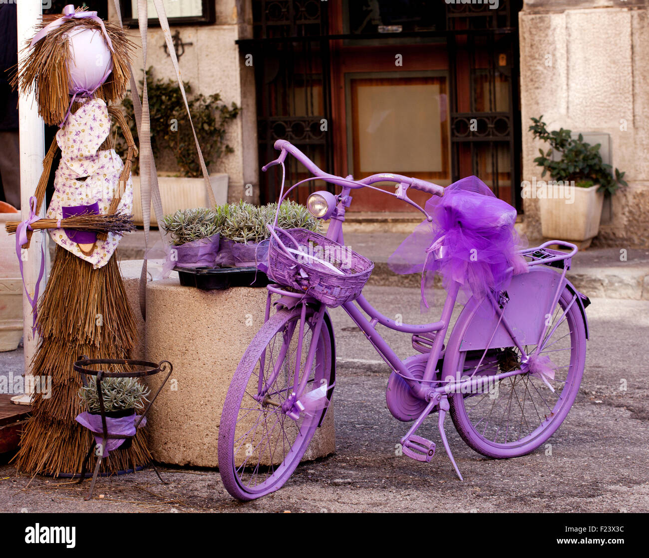 Photo de vélo violet étrange Banque D'Images