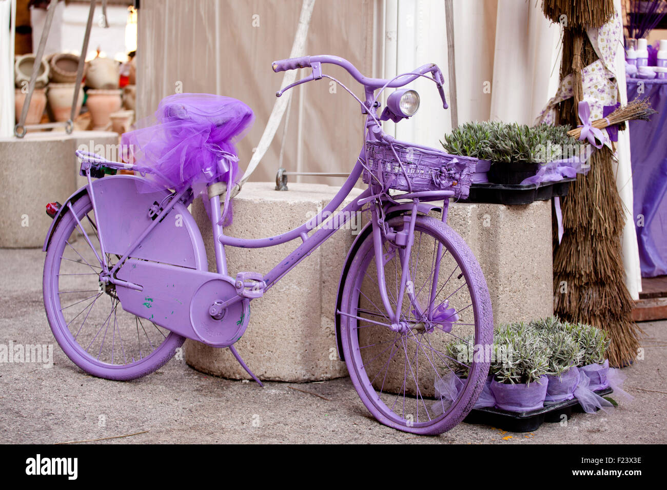 Photo de vélo violet étrange Banque D'Images
