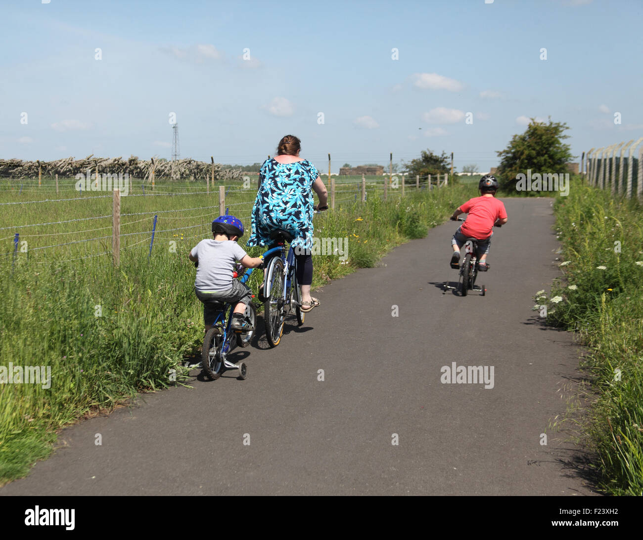 Mère et enfants en utilisant cycle path à Norfolk à Watton Banque D'Images