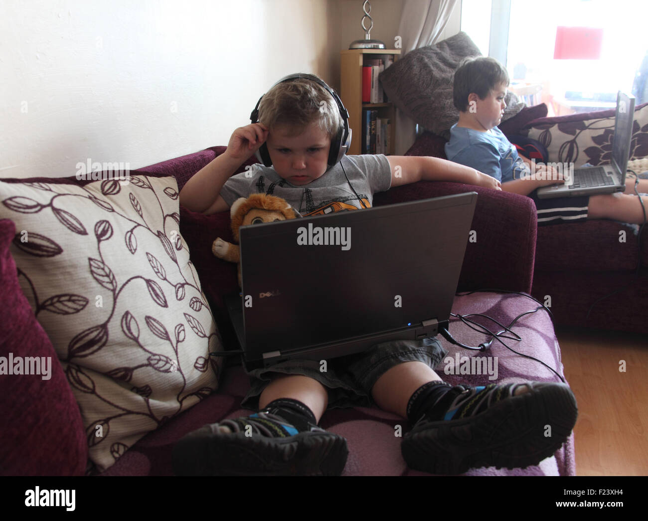 Les jeunes garçons à l'aide d'ordinateurs portables Banque D'Images