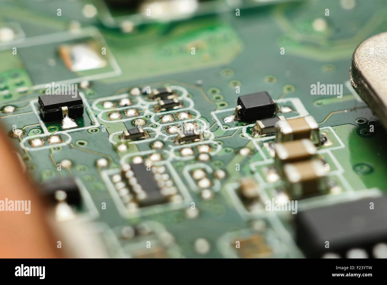 Micro Electronics platine principale avec les transformateurs, diodes, transistors (développer l'électronique et la fabrication de l'arrière-plan) Banque D'Images