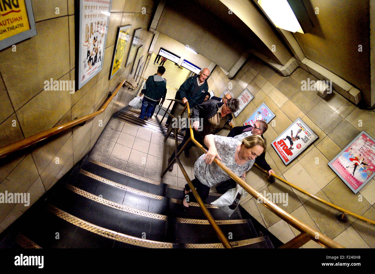 Londres, Angleterre, Royaume-Uni. Métro de Londres - les gens à monter des escaliers Banque D'Images