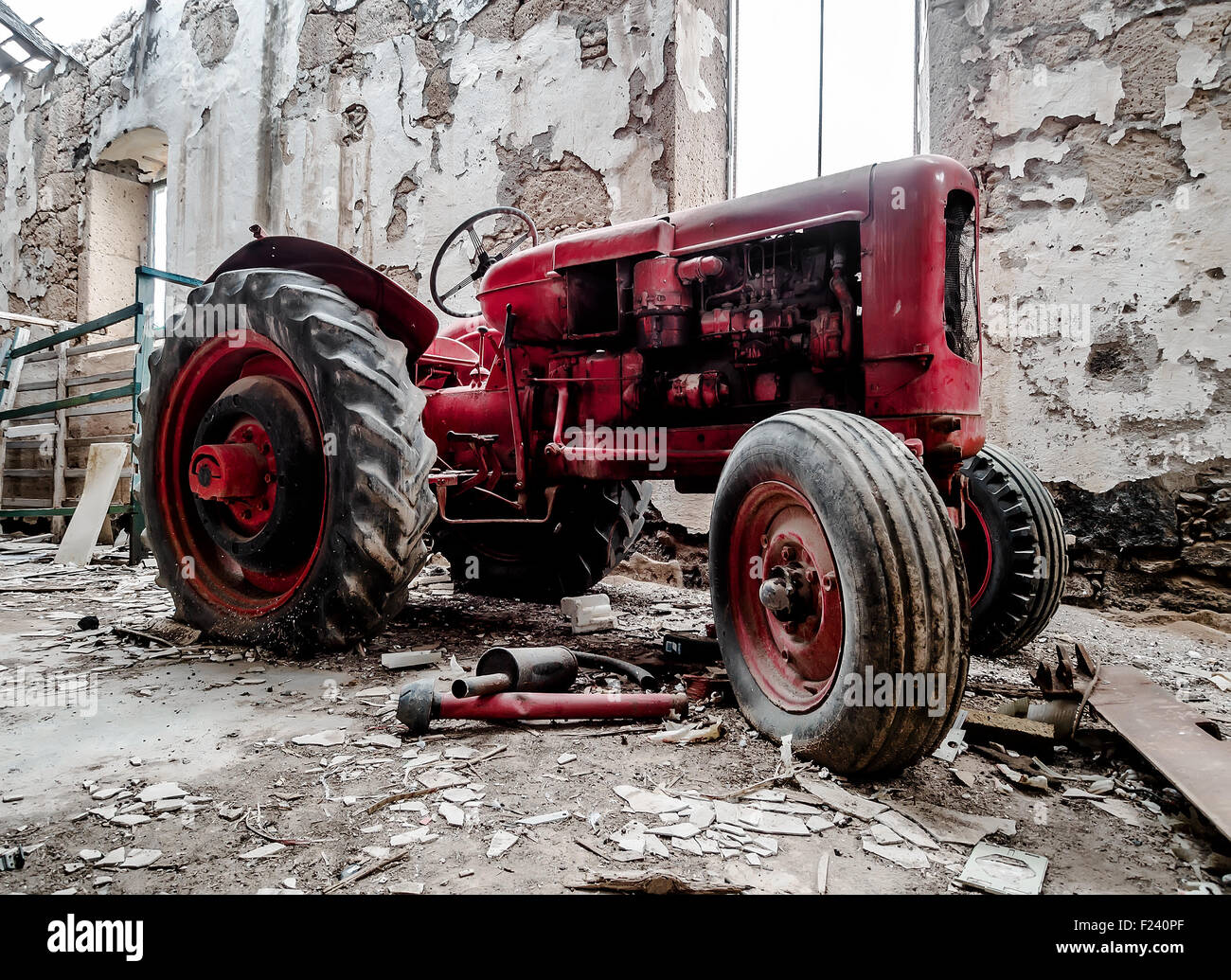 Vieux, cassé à l'intérieur du tracteur Banque D'Images