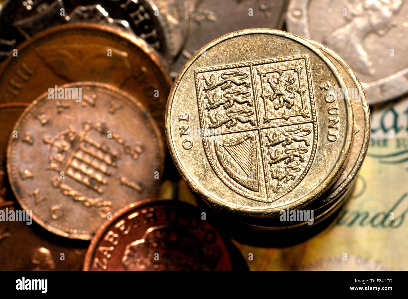 La monnaie britannique - pile de pièces livre Banque D'Images
