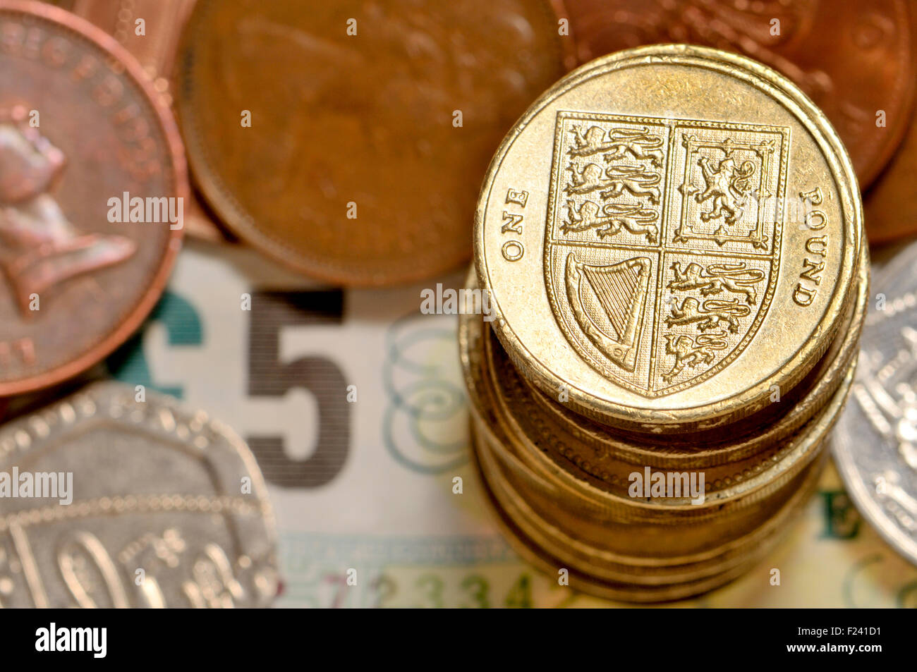 La monnaie britannique - pile de pièces livre Banque D'Images