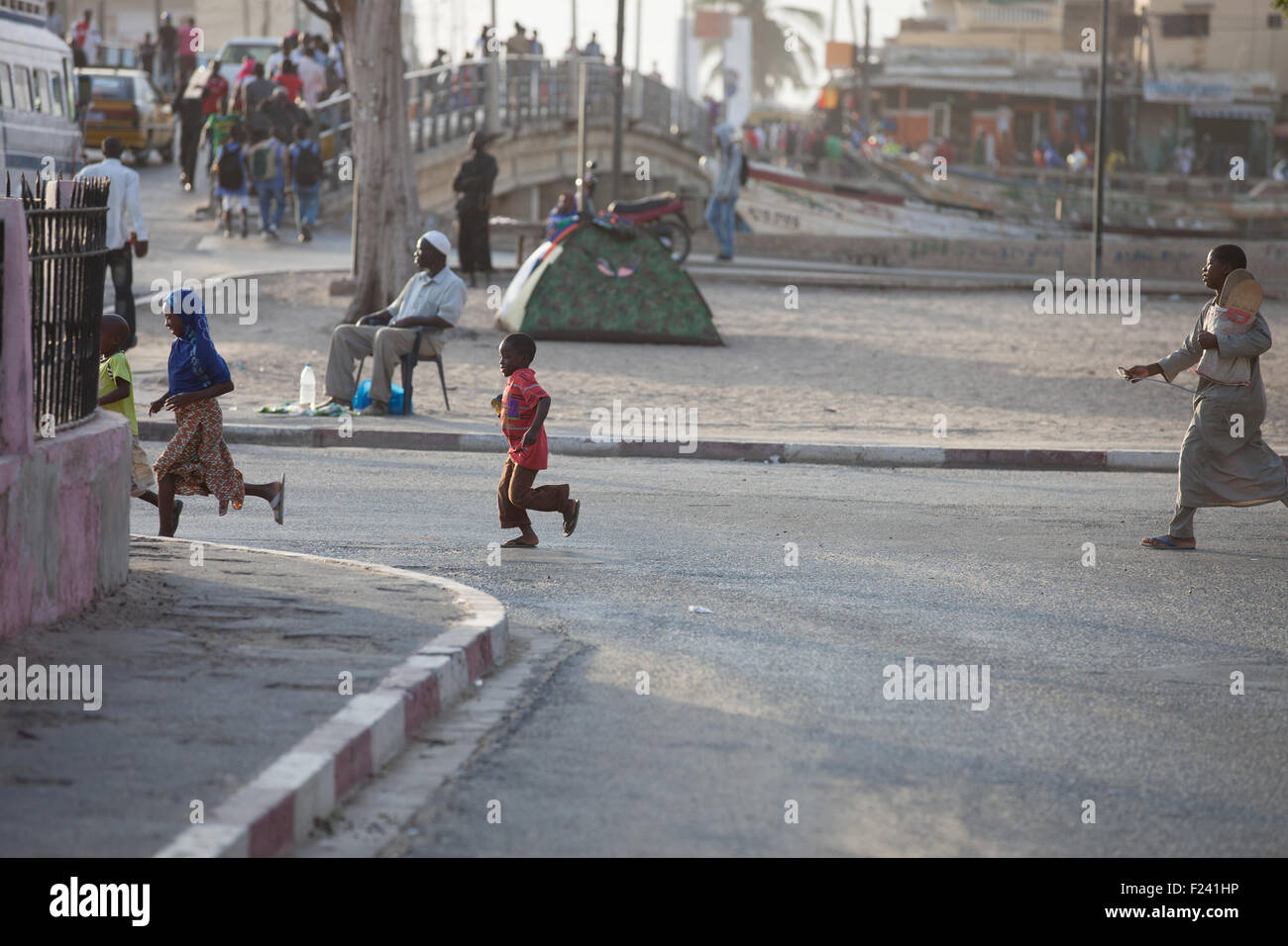 La vie urbaine dans les rues de Saint Louis, Sénégal Banque D'Images
