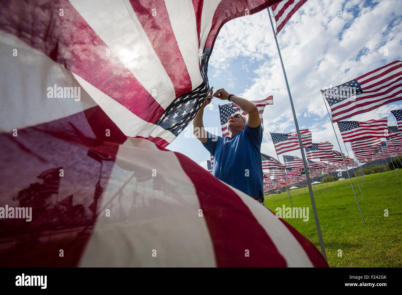 Los Angeles, Californie, USA. 10 Sep, 2015. Un homme installe un drapeau pour honorer les victimes des attentats du 11 septembre 2001 à New York, sur le campus de l'Université Pepperdine à Malibu, Californie, le 10 septembre, 2015. Credit : Zhao Hanrong/Xinhua/Alamy Live News Banque D'Images