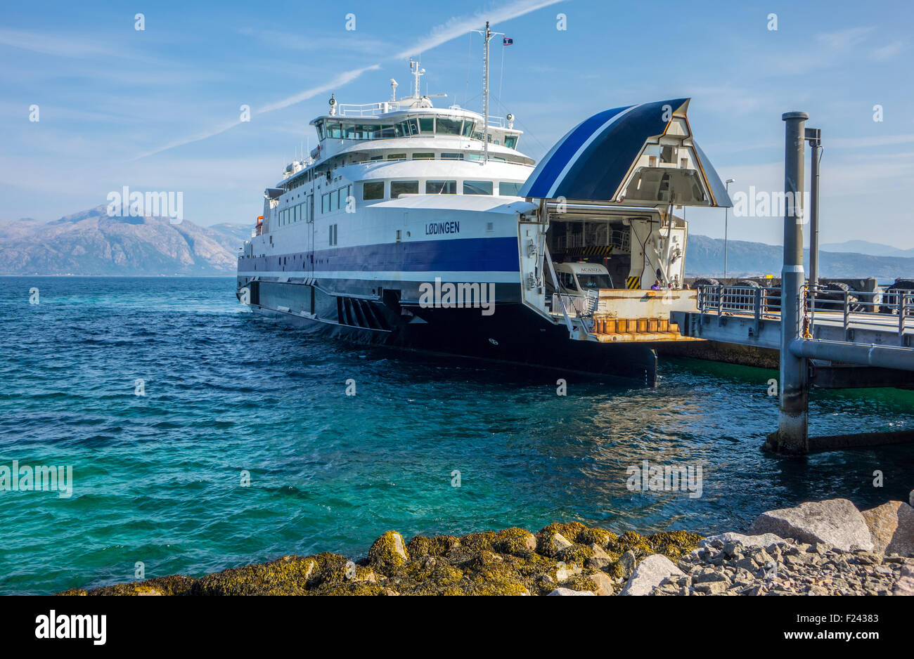 Station d'Ferry avec anneau de levage avant passage, fjord, Norvège Banque D'Images