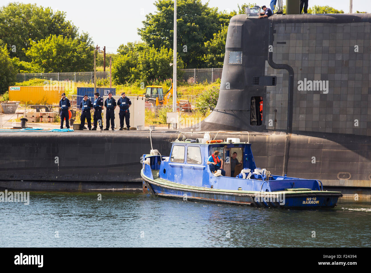 L'art de la classe Astute hunter killer un sous-marin nucléaire est déplacé de BAE Systems dans la région de Barrow in Furness jusqu'à la base de sous-marins de Faslane, en Écosse, au Royaume-Uni. Dans l'arrière-plan est le transport nucléaire de bateau, le Heron. Les sous-marins sont armés de torpilles Spearfish et missiles de croisière Tomahawk. Banque D'Images