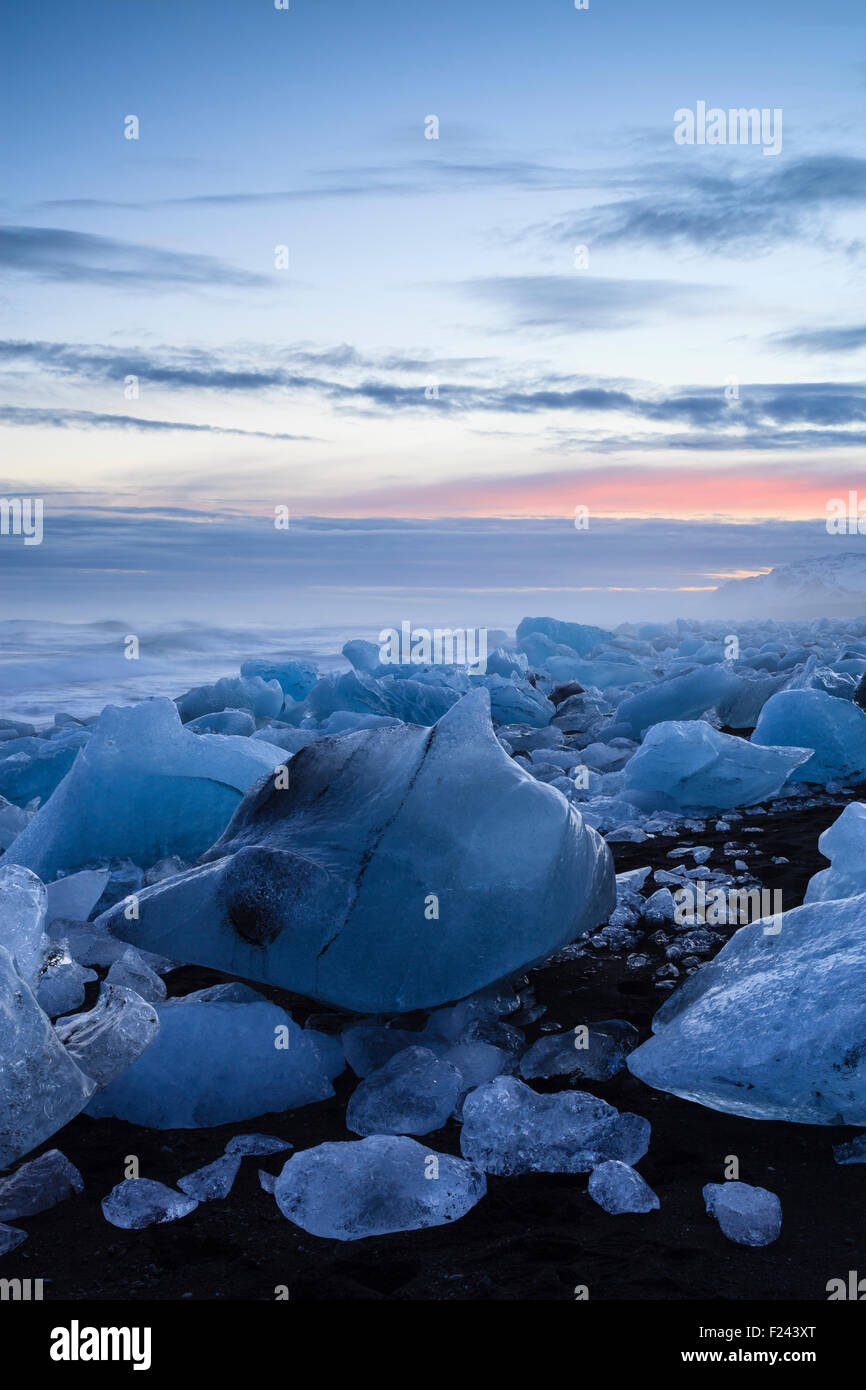 Les icebergs de la lagune glaciaire du Jökulsárlón est échoué sur une plage de sable volcanique noir. Le sud de l'Islande. Banque D'Images