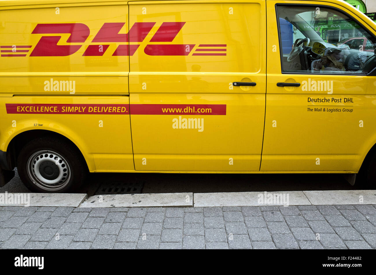 Livraison DHL van Banque D'Images