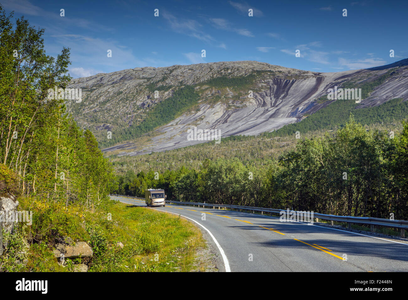 Conduire un camping-car, passé par les glaciers de l'Arctique Norvège Narvik, dalles Banque D'Images