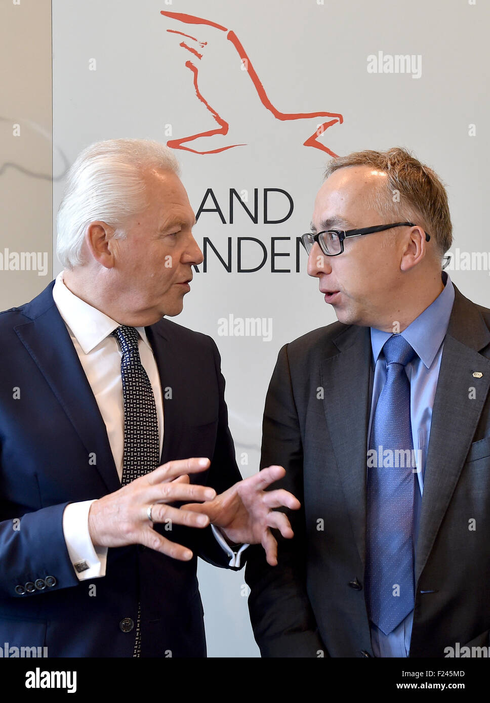 Potsdam, Allemagne. Sep 11, 2015. Le président de la Deutsche Bahn service ferroviaire allemand Ruediger Grube (L) parle au président des chemins de fer polonais Jakub Karnowski après une conférence de presse pendant le sommet de fer germano-polonaise avec des représentants de la Pologne et l'Allemagne à Potsdam, Allemagne, 11 septembre 2015. Photo : Bernd Settnik/dpa/Alamy Live News Banque D'Images