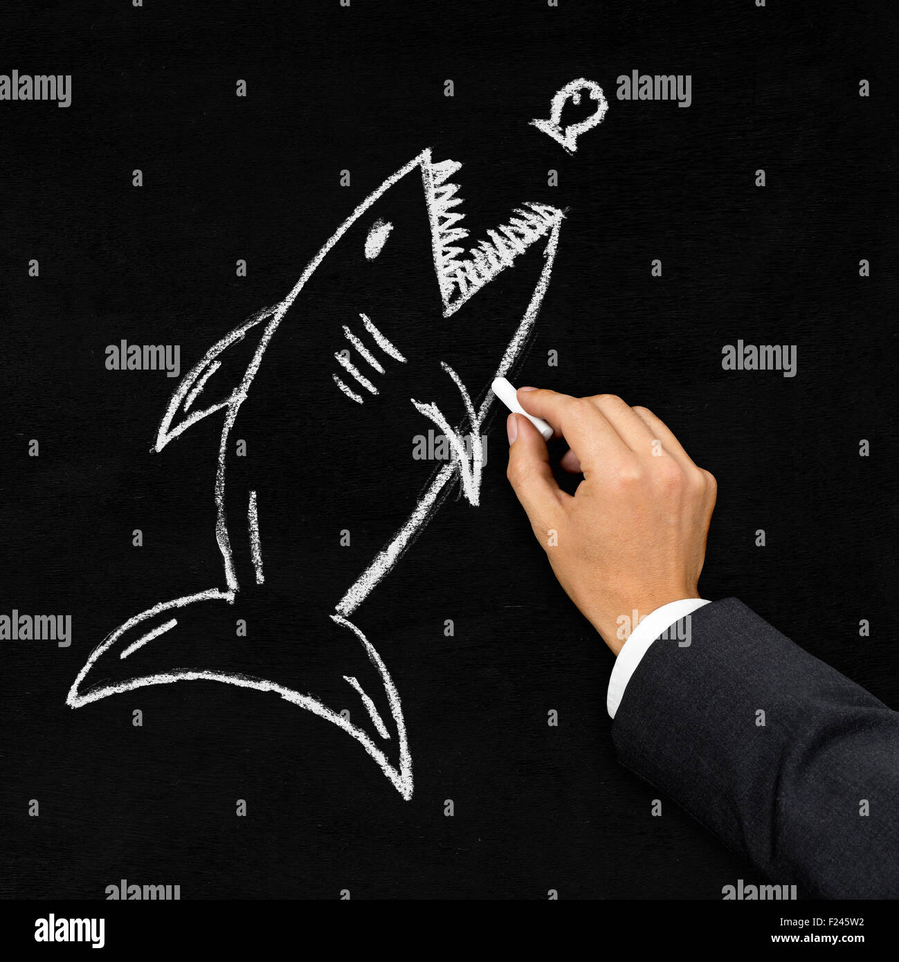 Businessman requin dessin petits poissons chasse à la craie sur tableau noir - acquisition, défi ou concept de danger Banque D'Images