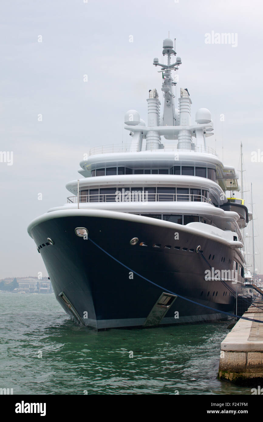 Yacht bleu dans la lagune de Venise Banque D'Images