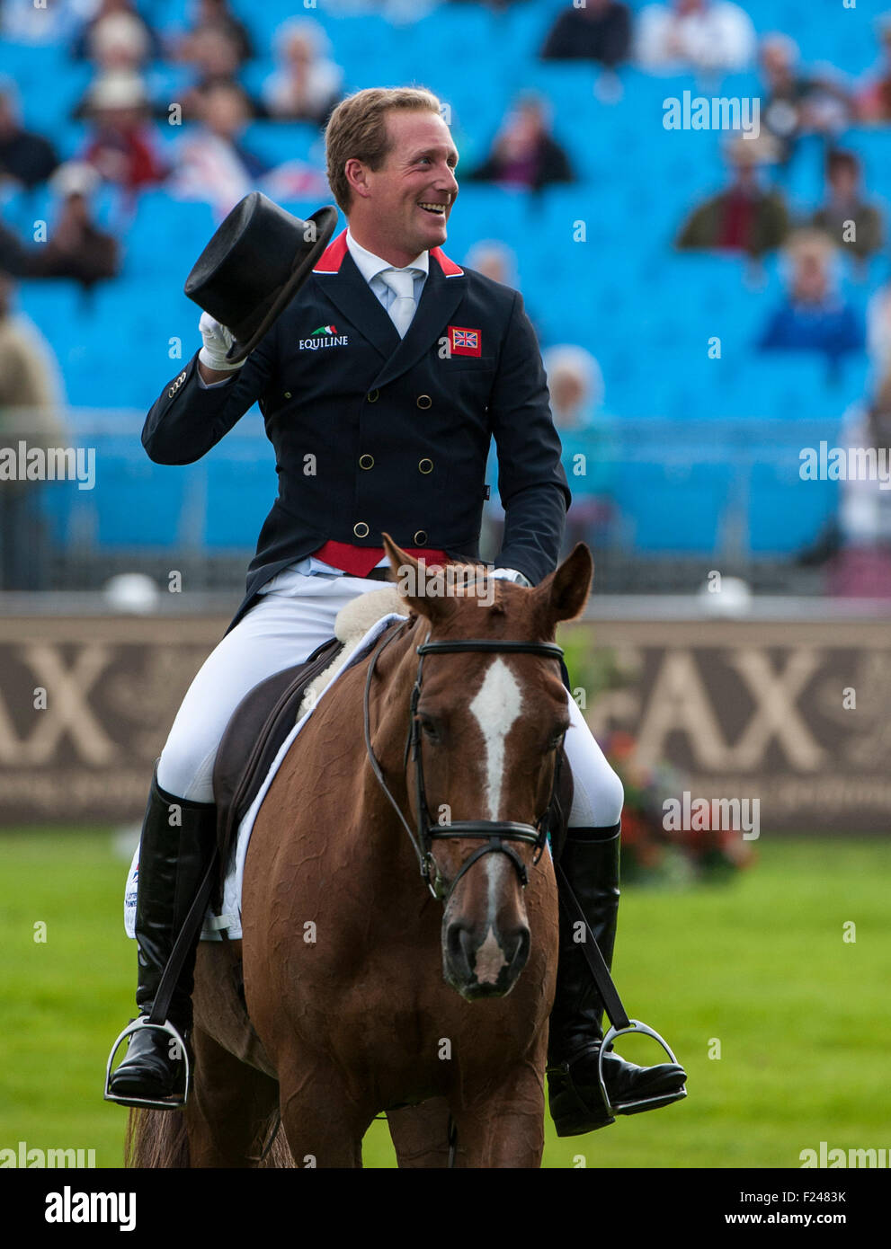 Blair Atholl, en Écosse. 11 Septembre, 2015. Oliver Townend [FRA] Fenyas équitation élégance reconnaît la foule après leur test de dressage sur le deuxième jour. L'FEI Longines Eventing Championships 2015 le château de Blair. Crédit : Stephen Bartholomew/Alamy Live News Banque D'Images