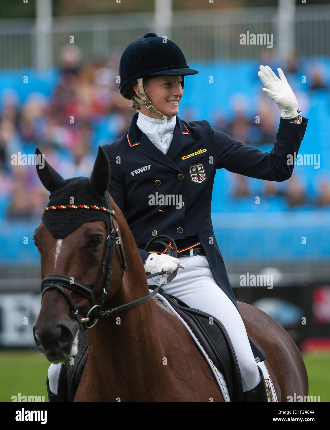 Blair Atholl, en Écosse. 11 Septembre, 2015. Sandra Auffarth [GER] équitation Opgun Louvo reconnaître la foule après leur test de dressage sur le deuxième jour. Auffarth alla dans la direction de la deuxième journée. L'FEI Longines Eventing Championships 2015 le château de Blair. Crédit : Stephen Bartholomew/Alamy Live News Banque D'Images