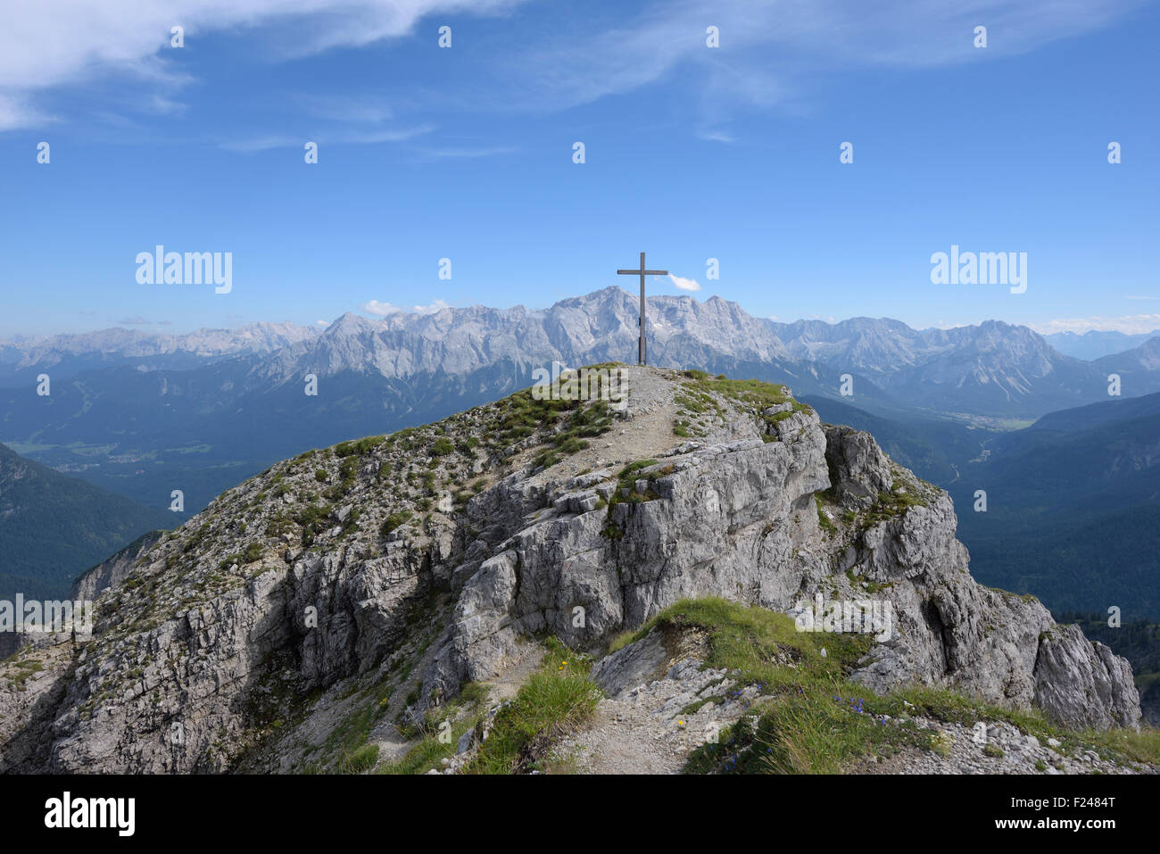 Sommet cross d'Schellschlicht la montagne et le massif Zugspitze en arrière-plan, Grainau, Allemagne Banque D'Images