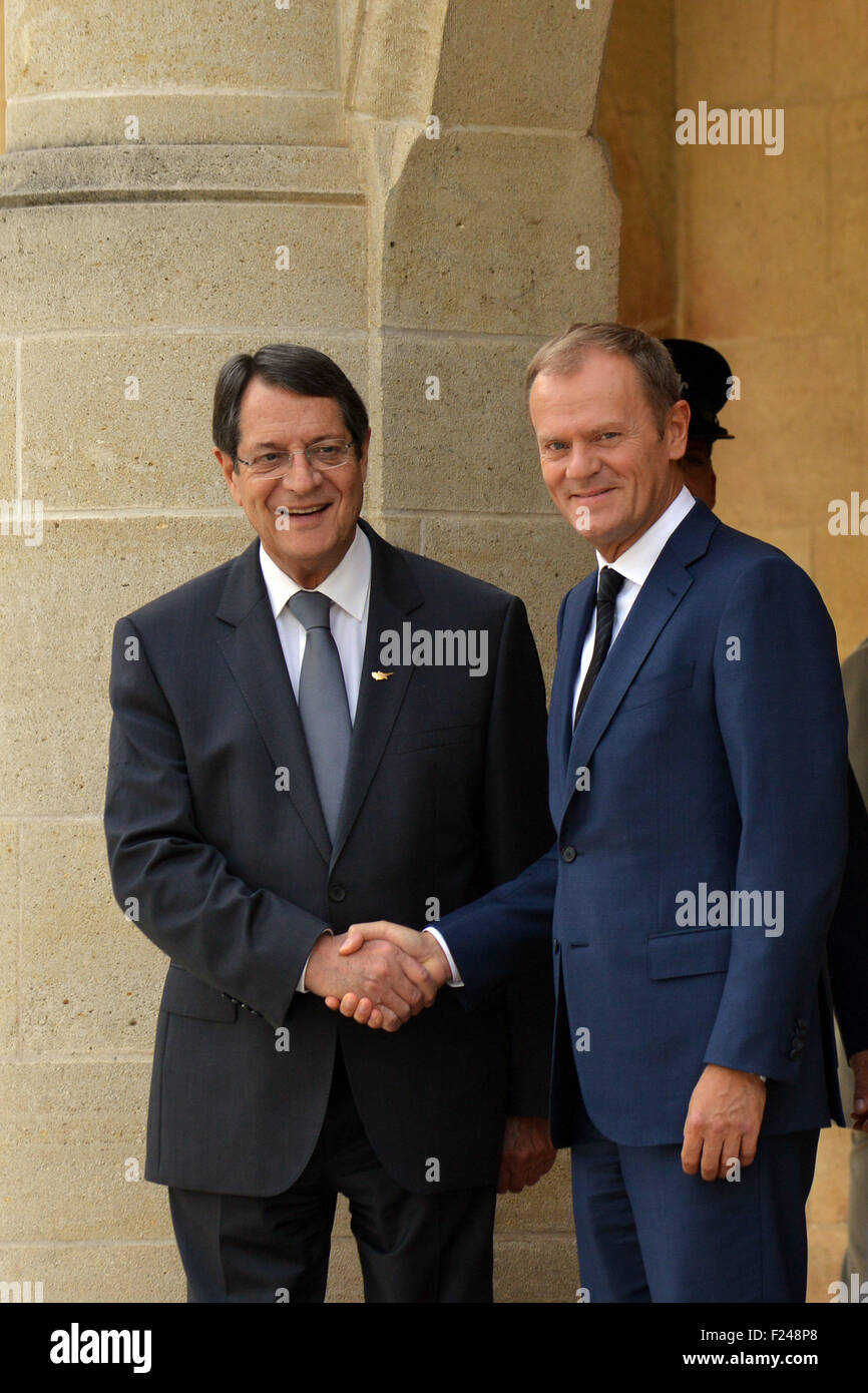 (150911) -- Berlin, le 11 septembre 2015 (Xinhua) -- Nicos Anastasiades, Président de la République de Chypre (L), se félicite le président du Conseil européen, Donald Tusk au palais présidentiel de Nicosie, Chypre, le 11 septembre 2015. (Xinhua/Kouratzis Stefanos) Banque D'Images