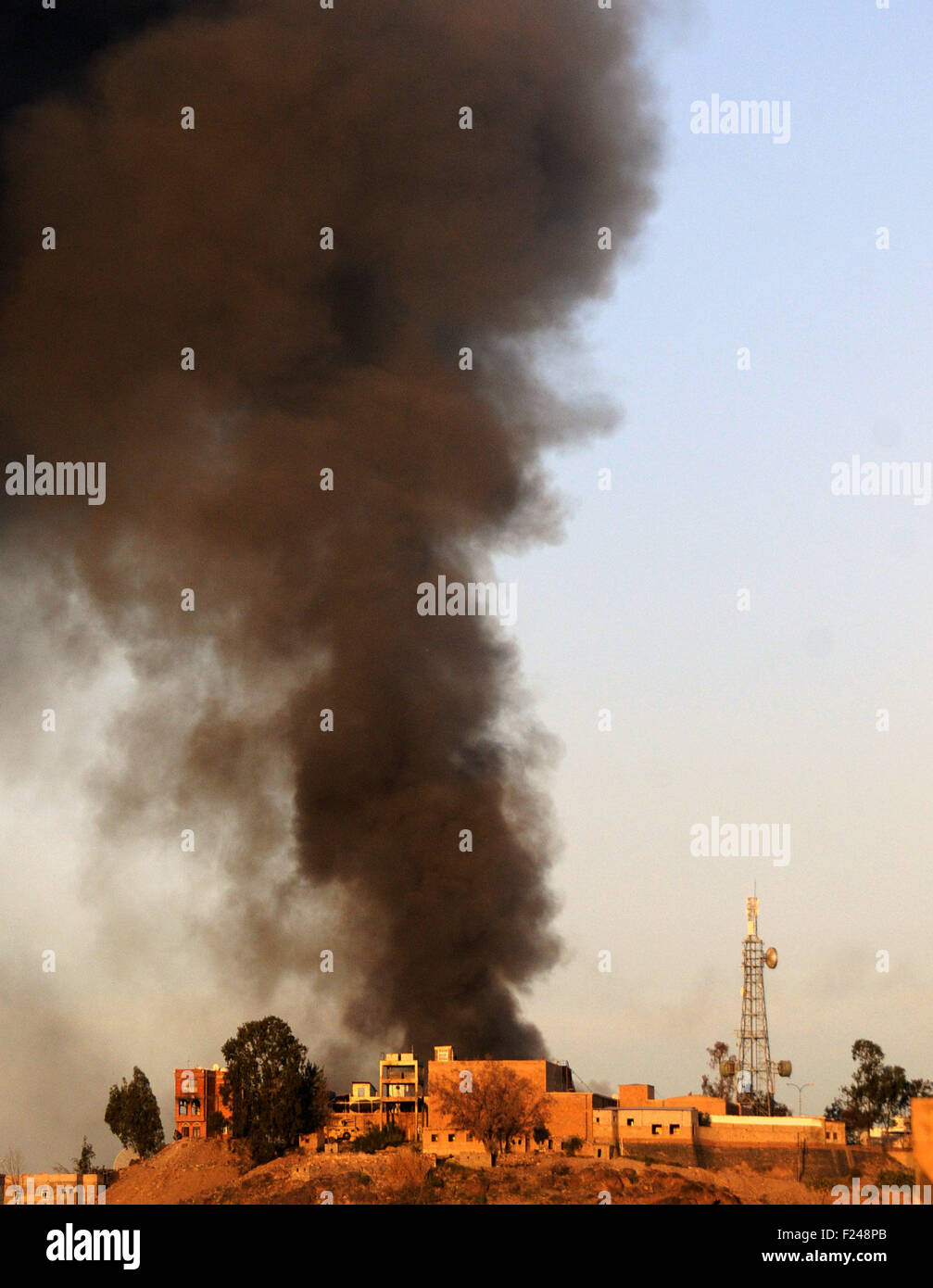 Sanaa, Yémen. Sep 11, 2015. La fumée monte à partir de la station de télévision officielle du Yémen qui a été touchée par les frappes aériennes de la coalition dirigée par les forces armées de l'Arabie, à Sanaa, Yémen, le 11 septembre 2015. Credit : Hani Ali/Xinhua/Alamy Live News Banque D'Images