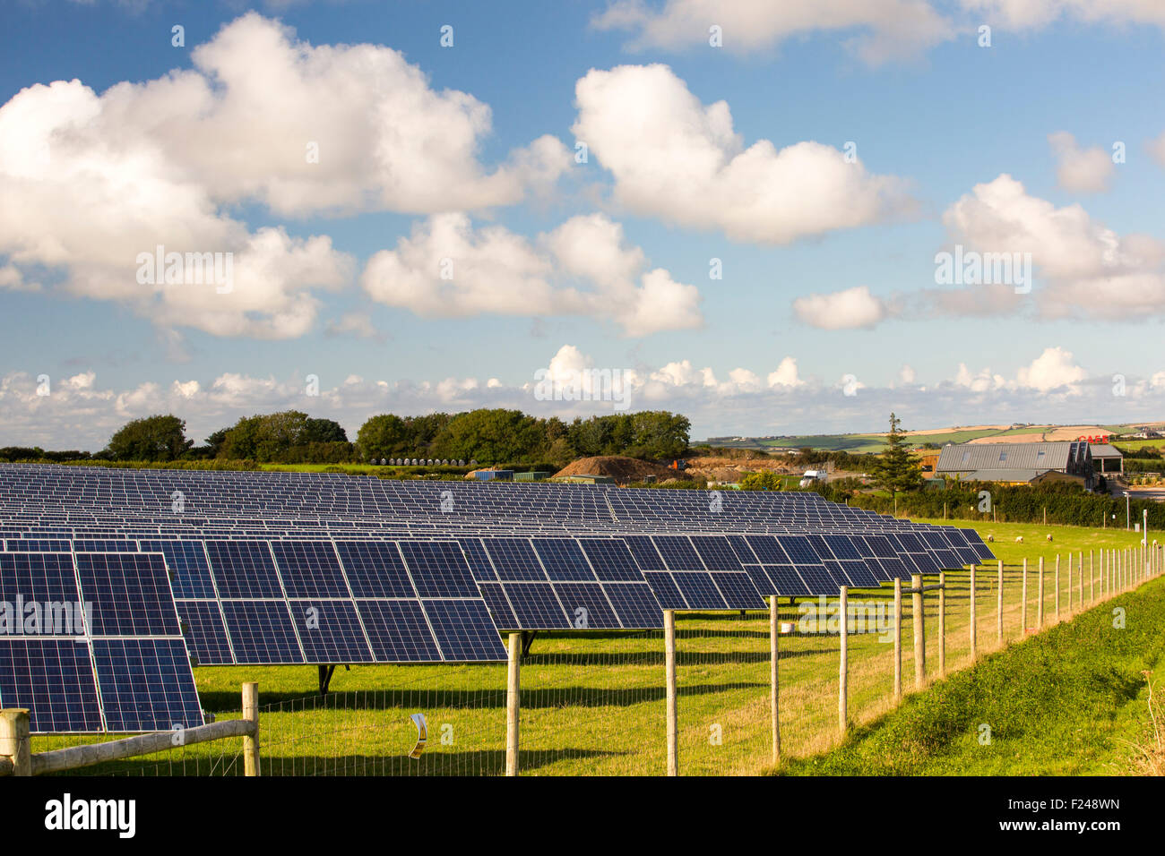 Une exploitation agricole en fonction centrale solaire près de wadebridge, Cornwall, UK, Banque D'Images