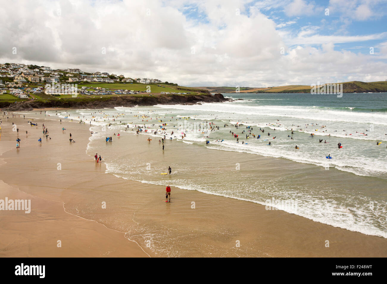 Surf en la houle à Polzeath, Cornwall, UK. Banque D'Images