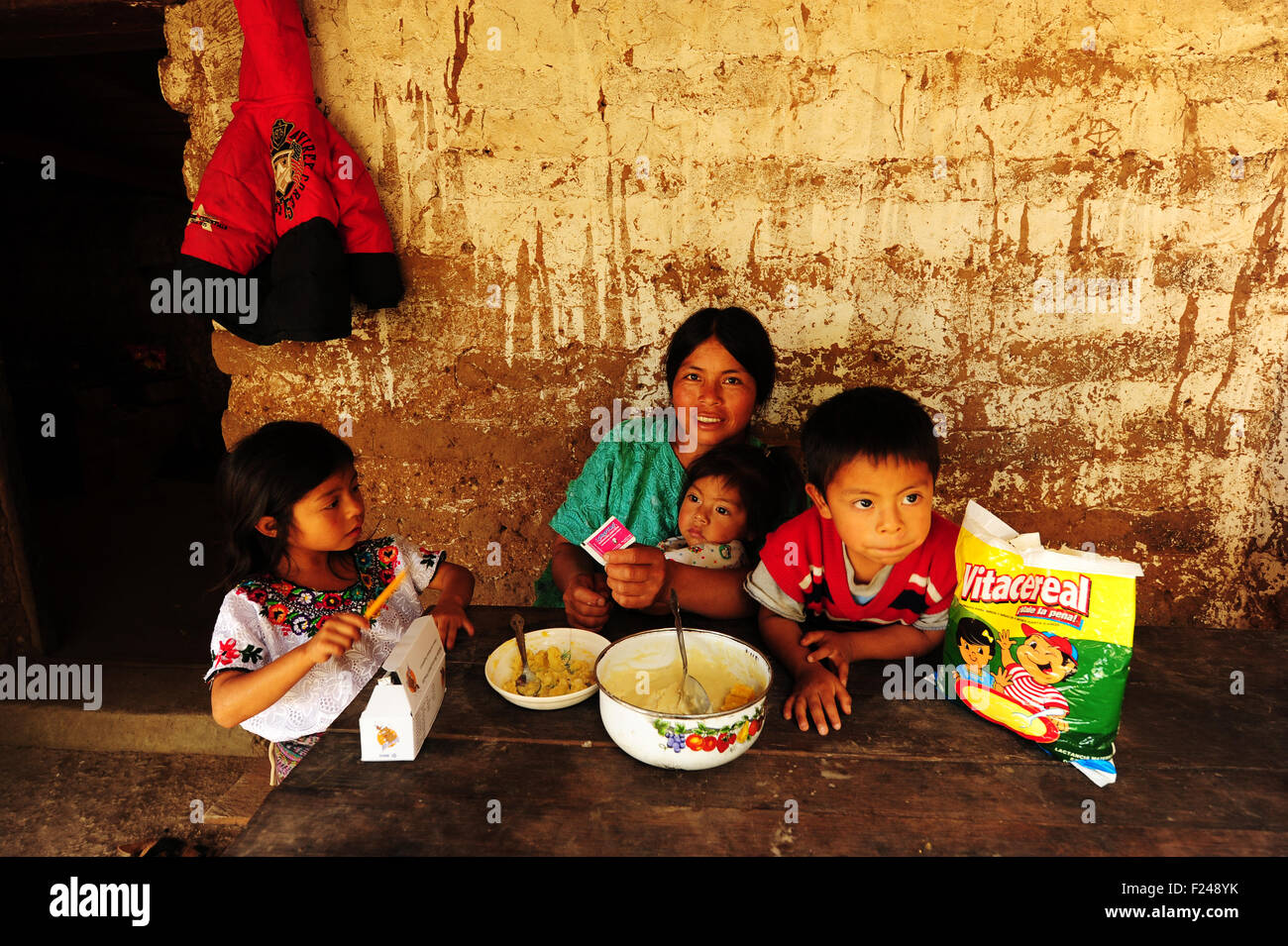 Guatemala, San Bartolo, mère de la préparation des aliments nutritionnels complémentaires et chispitas (Rosa Margarita Torres Perez 2 ans 4 mois, Éléazar Usiel Torres Perez 3 y medio, Luisa Torres Maribel Perez 5, Elvia Perez Sontay 31) Banque D'Images