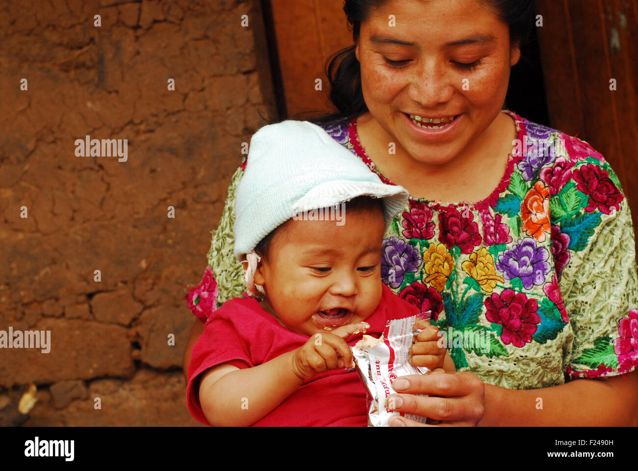 Guatemala, San Bartolo, mère de donner des aliments complémentaires à l'enfant (plumpy nut Osber danilo sontay Ramirez 11 mois, Candelaria Sandiega Ramirez Ramires 23 ans) Banque D'Images