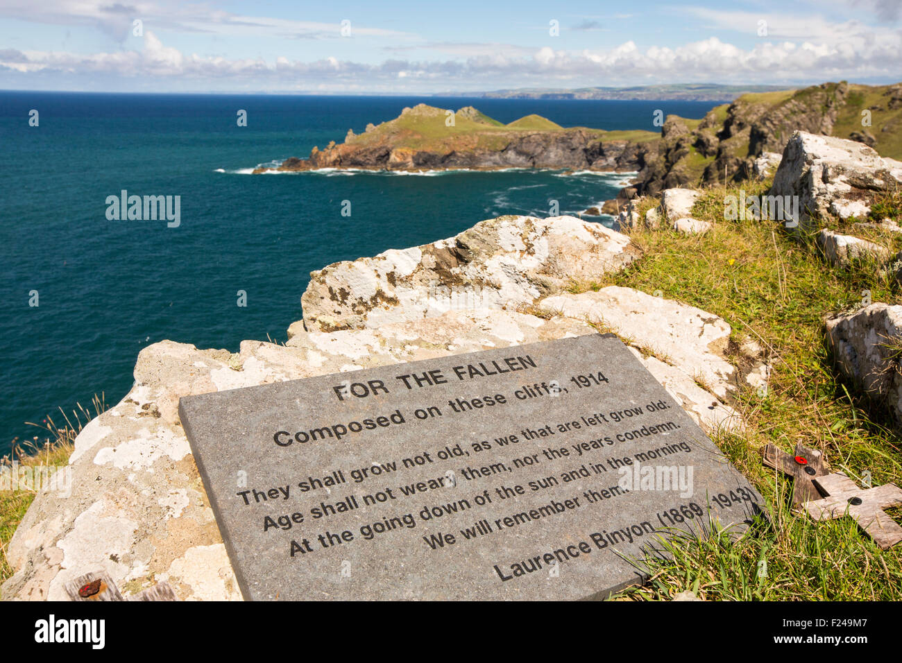 Un plaqeu pour le célèbre poète de guerre vers Laurence Binyon, à la tête du Cornwall croupions sur la côte nord, près de Polzeath, UK. Banque D'Images