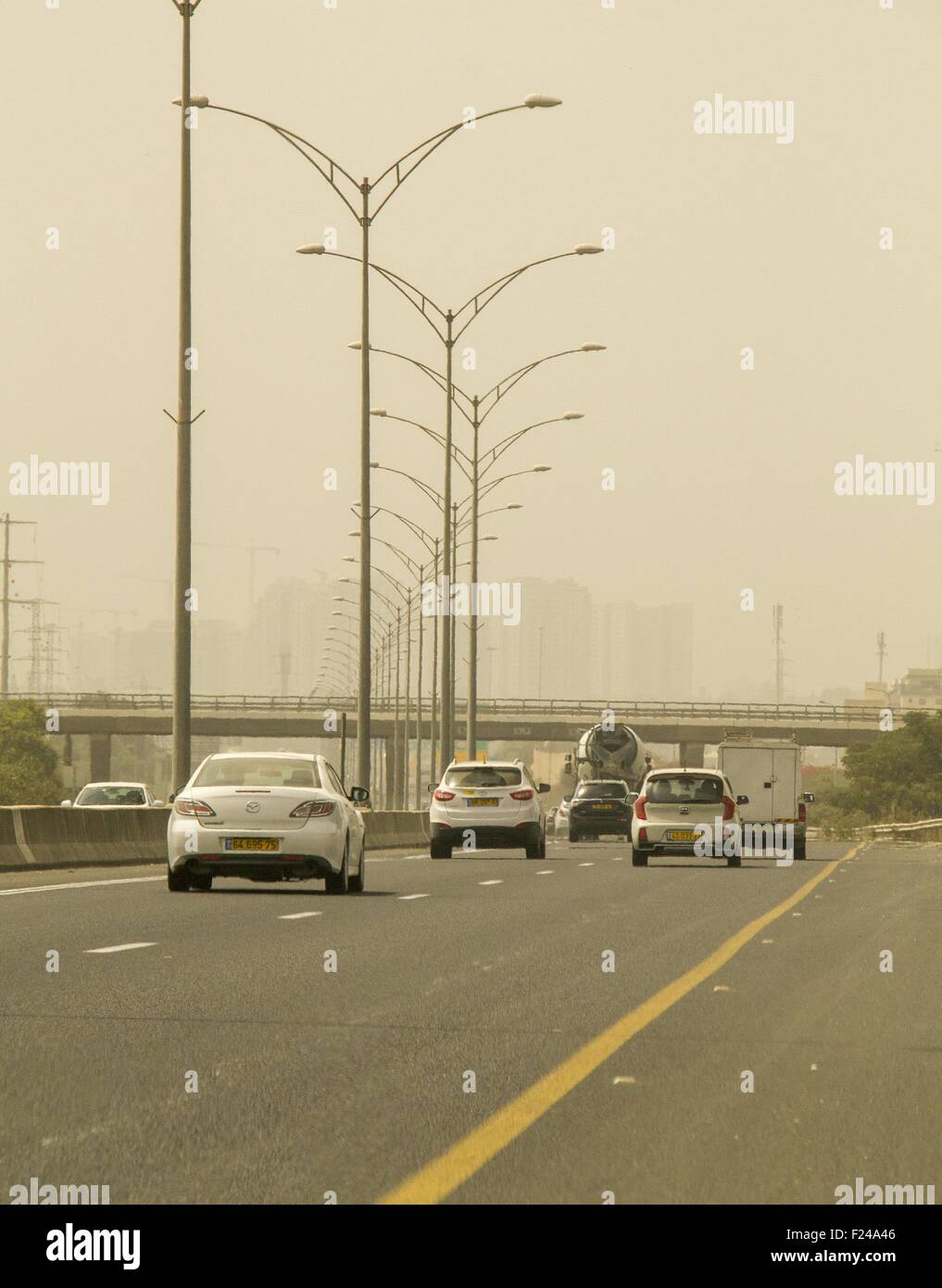 Dans la partie centrale de la route d'Israël - 11 Sep, 2015. Le trafic pendant une tempête près de l'Petah Tikwa,le Centre d'Israël le septembre 2015. Une tempête de sable dense dans certaines parties du Moyen-Orient a fait au moins huit morts et des centaines de personnes souffrant de problèmes respiratoires, comme l'ont prévenu les résidents à rester à l'intérieur Banque D'Images