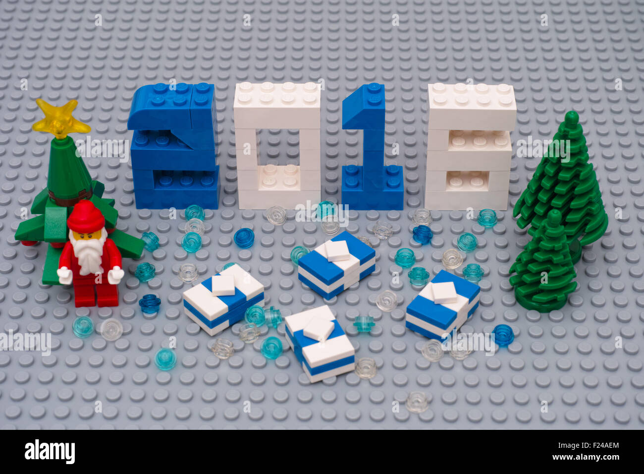 L'année 2016 nouveau concept en Lego. Chiffres 2016, les arbres de Noël,  Santa Clause et présente sur la plaque de base Lego Photo Stock - Alamy