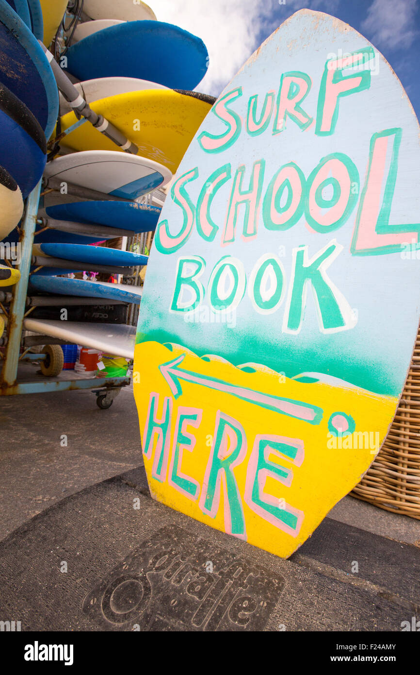 Une école de surf à Constantine Bay, Cornwall, UK. Banque D'Images
